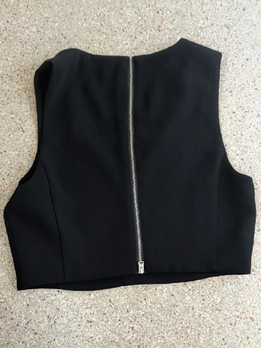 Wilfred Black V-Neck Structured Cropped Top - Picture 3 of 4